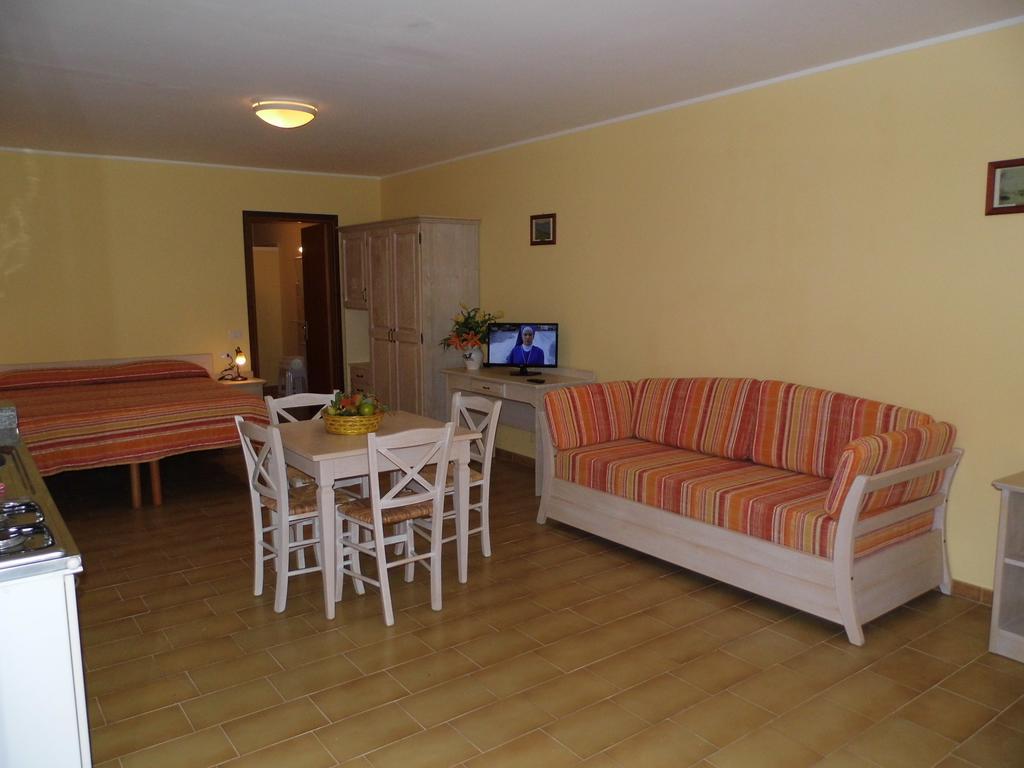 Le Nereidi Hotel & Residence Con Piscina-Tennis-Fitness-Parcheggio Coperto-Sala Conferenze La Maddalena  Dış mekan fotoğraf